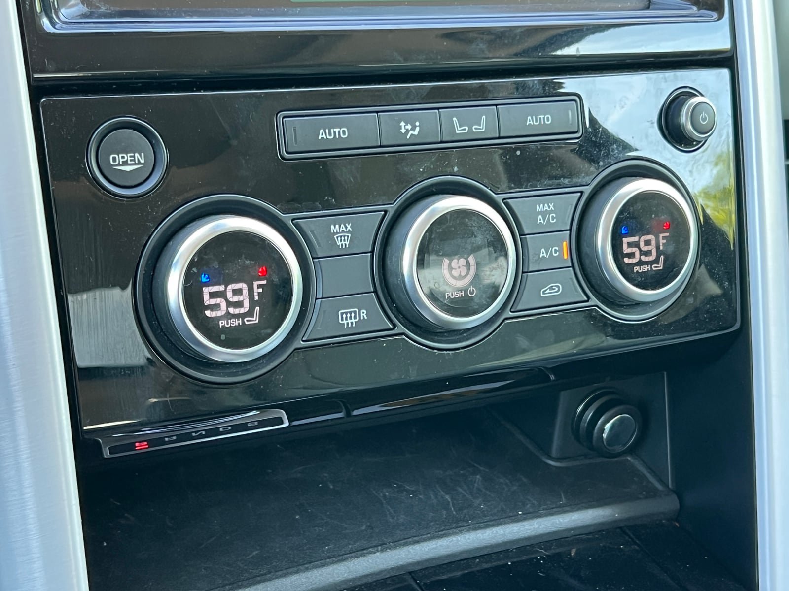 Used 2018 Land Rover Discovery HSE Luxury AWD/4WD image 30