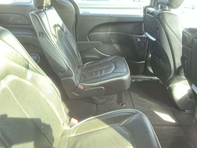 Used 2022 Chrysler Pacifica Limited w/ Uconnect Theater Family Group image 12