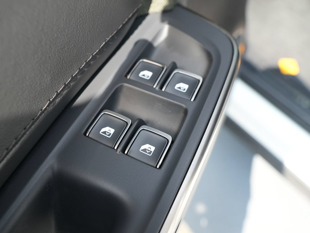 Used 2025 Rivian R1S Adventure Dual AWD/4WD image 16