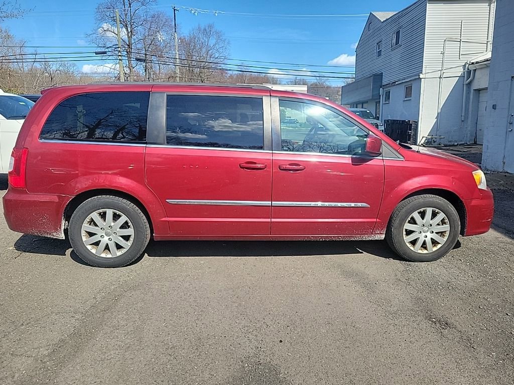Used 2013 Chrysler Town & Country Touring image 9