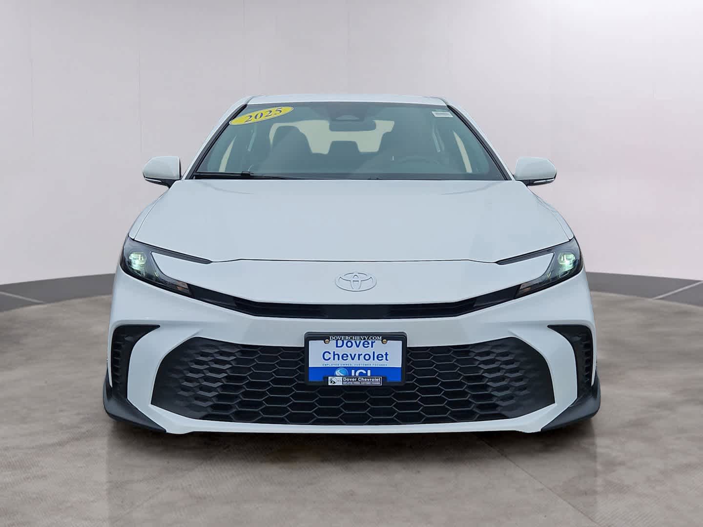 Used 2025 Toyota Camry SE FWD image 2