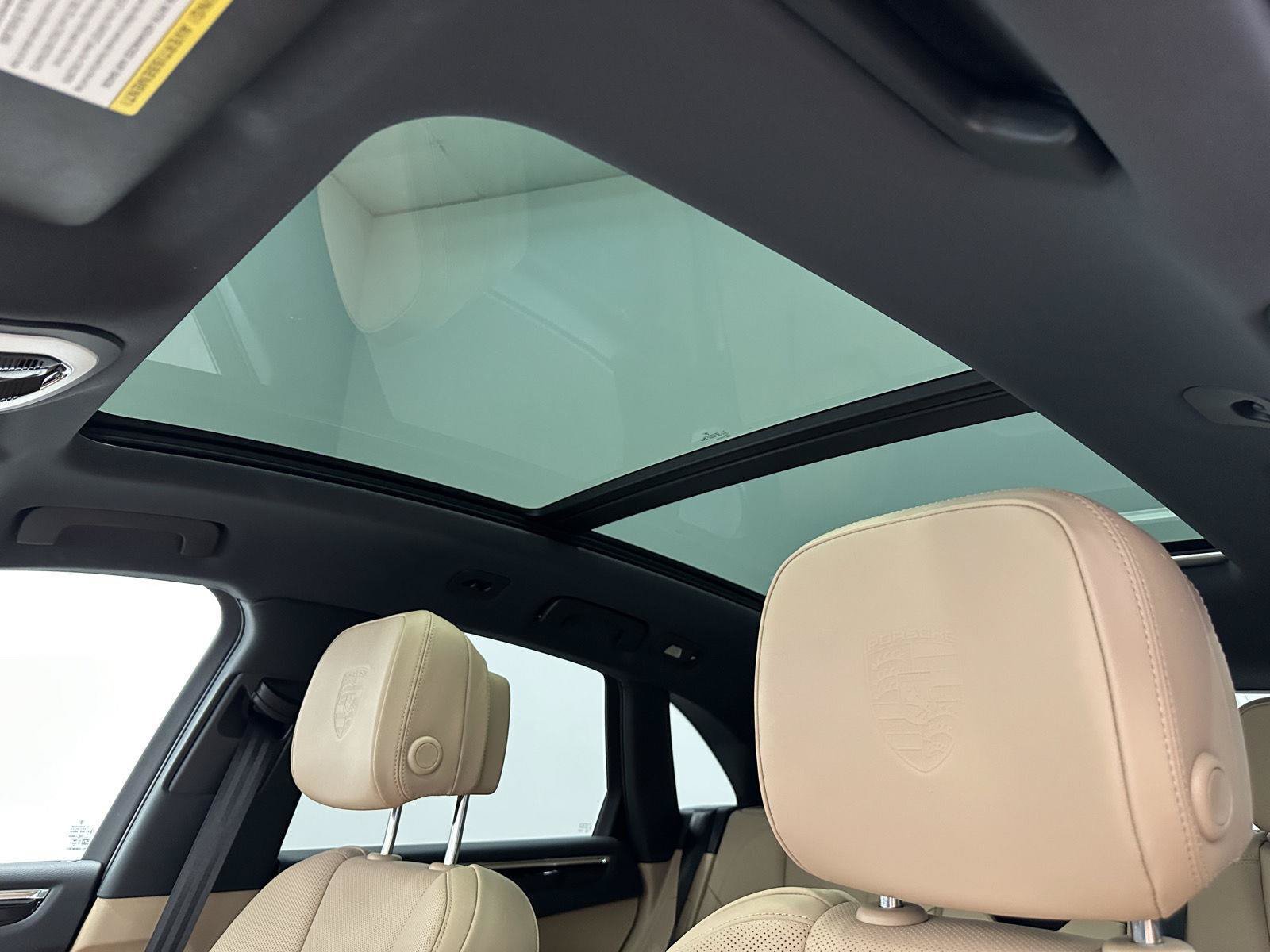 Certified 2025 Porsche Macan AWD/4WD image 21