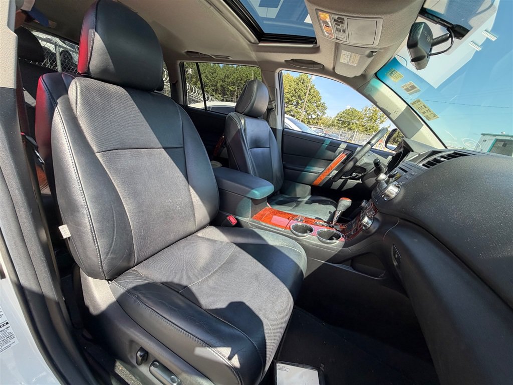 Used 2011 Toyota Highlander Limited w/ Tow Pkg AWD/4WD image 3