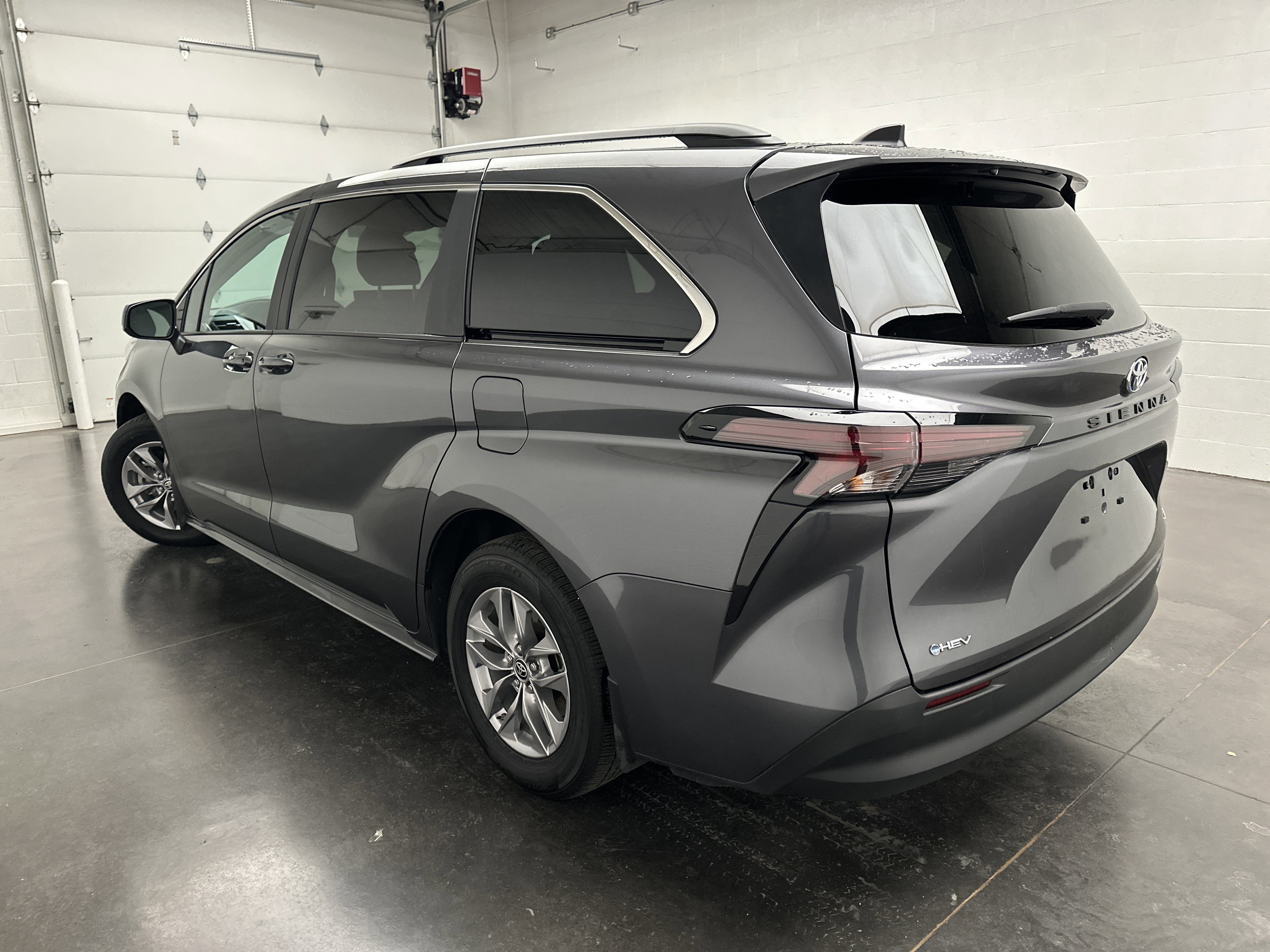 Used 2025 Toyota Sienna LE image 7