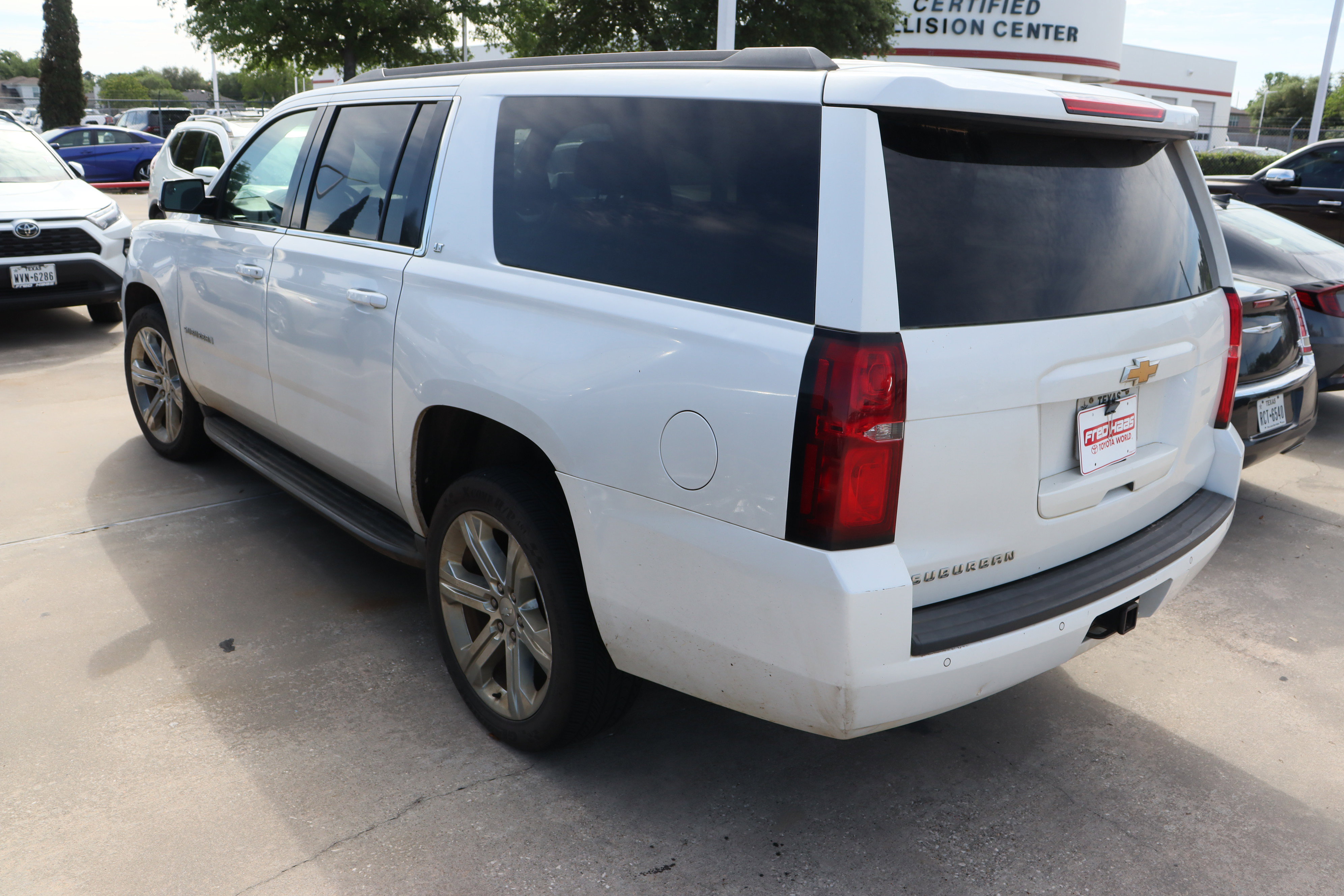 Used 2016 Chevrolet Suburban LT RWD image 7