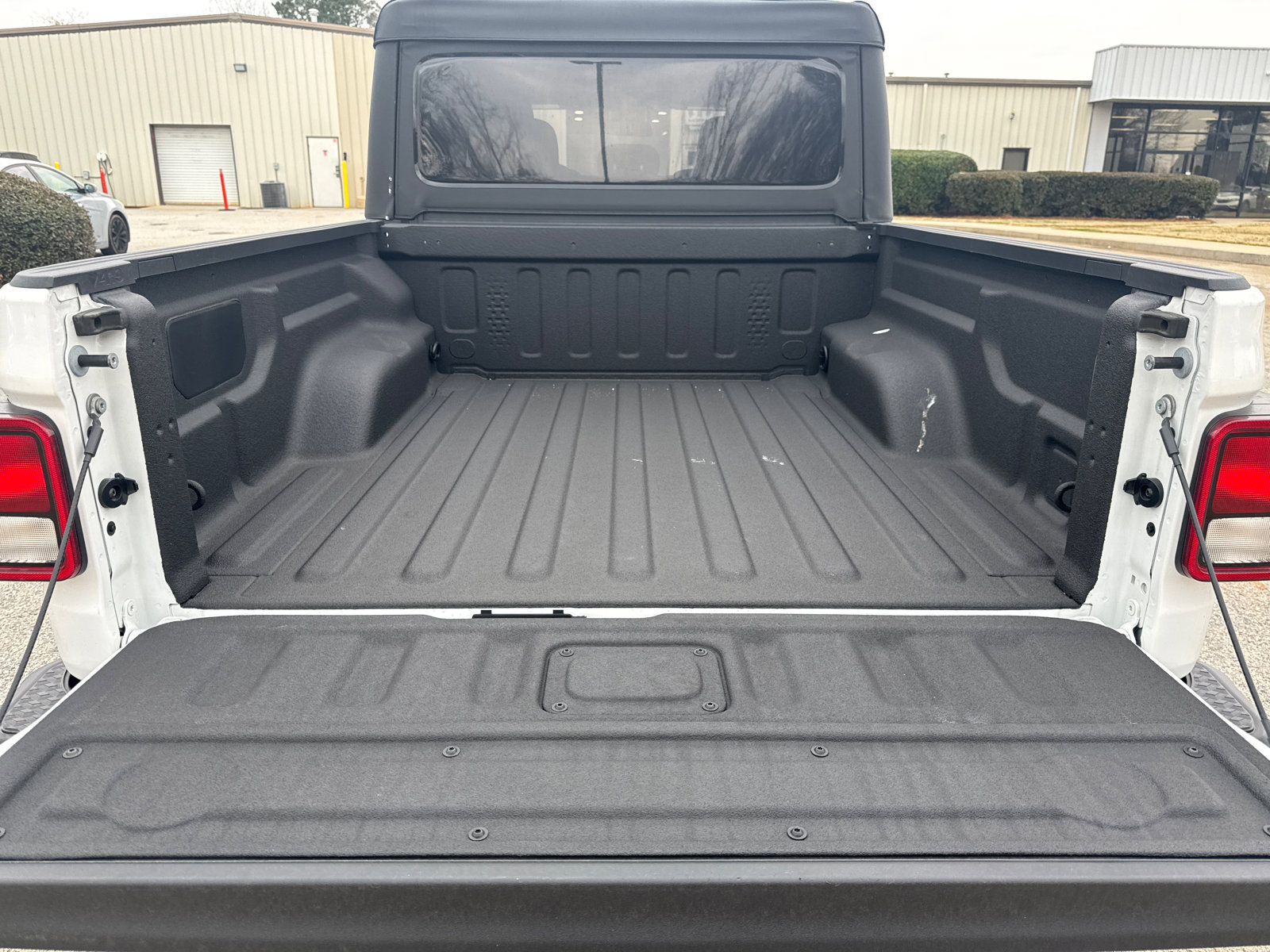 Used 2025 Jeep Gladiator Sport image 18