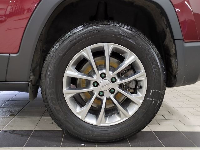 Used 2019 Jeep Cherokee Latitude Plus w/ Cold Weather Group AWD/4WD image 19