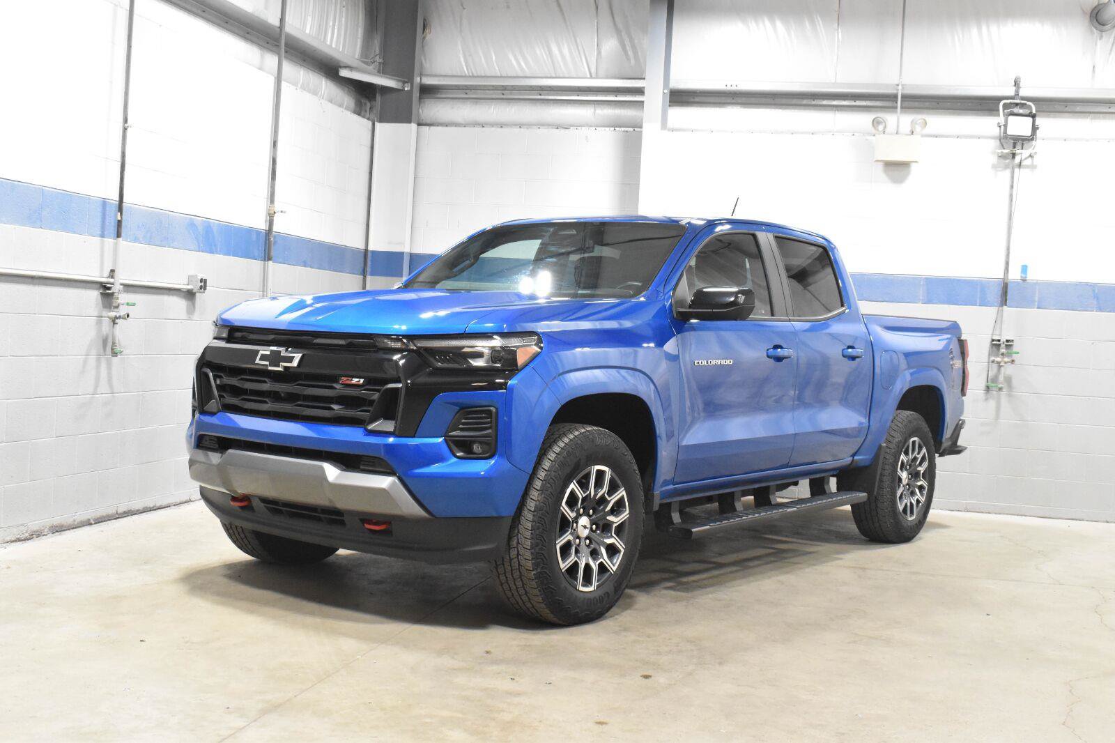 Used 2023 Chevrolet Colorado Z71 w/ Z71 Convenience Package 2 AWD/4WD image 2