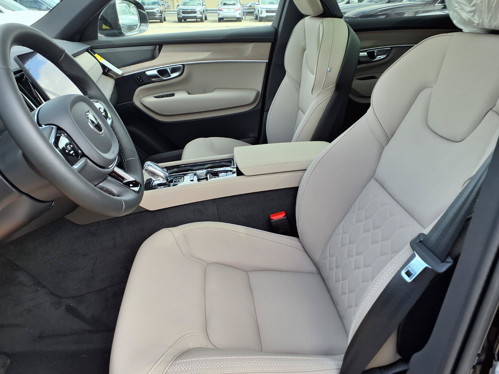 New 2026 Volvo XC90 T8 Plus w/ Protection Package AWD/4WD image 4