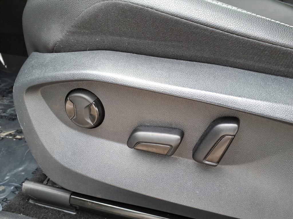 Used 2022 Volkswagen Tiguan SE w/ Panoramic Sunroof Package image 11