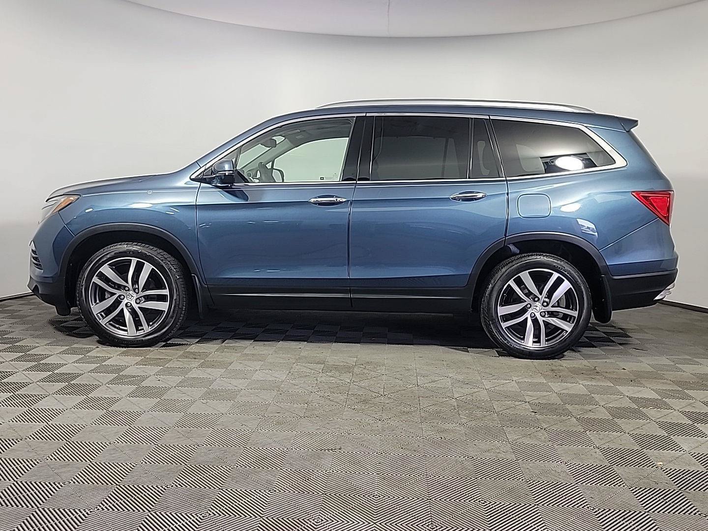 Certified 2017 Honda Pilot Touring image 12