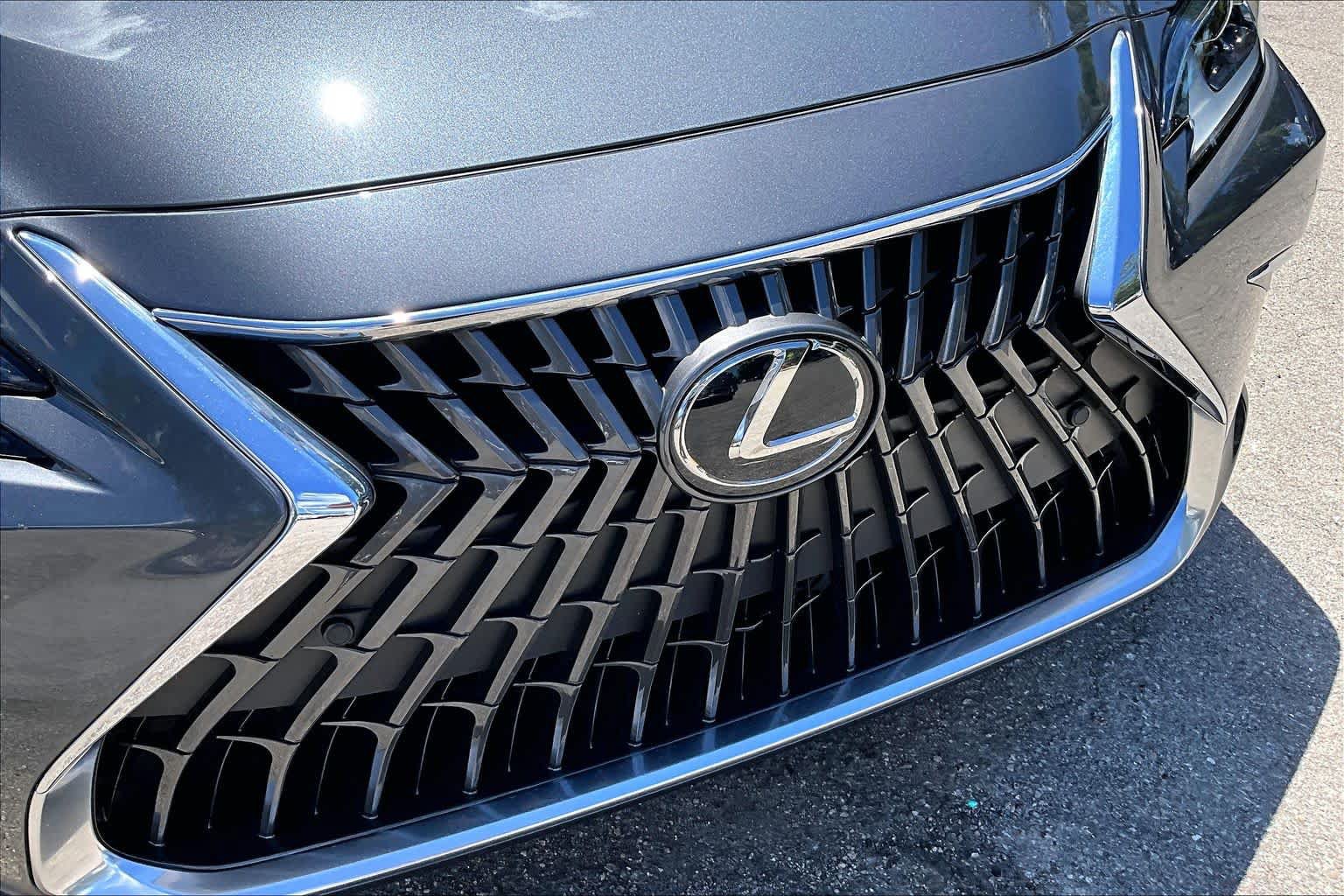 Used 2025 Lexus ES 300h w/ Premium Package FWD image 30