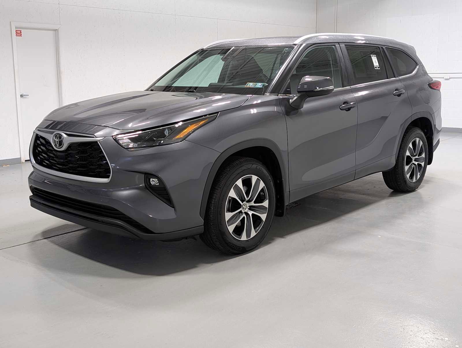 Used 2023 Toyota Highlander XLE image 1