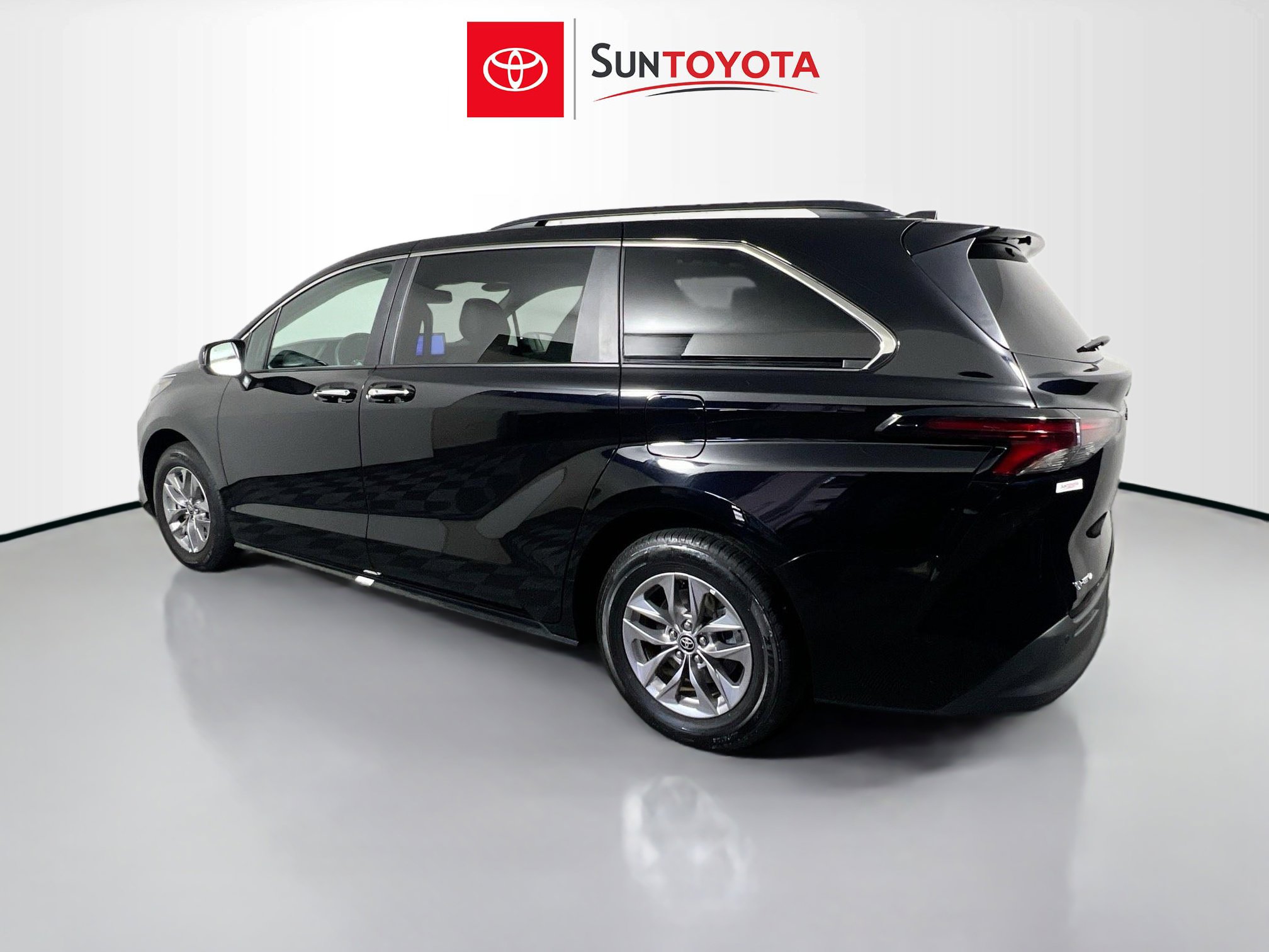 Used 2026 Toyota Sienna XLE image 6