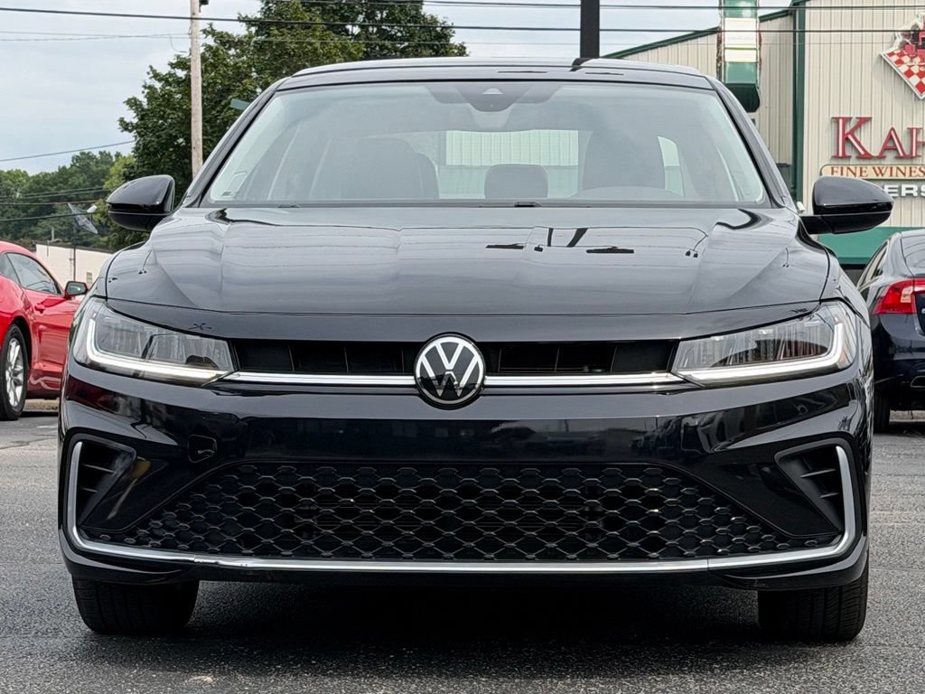 Used 2025 Volkswagen Jetta SE FWD image 12