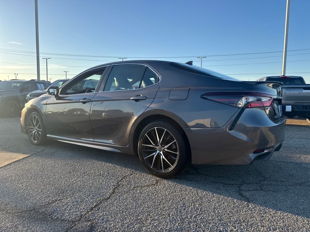 Used 2024 Toyota Camry SE image 3