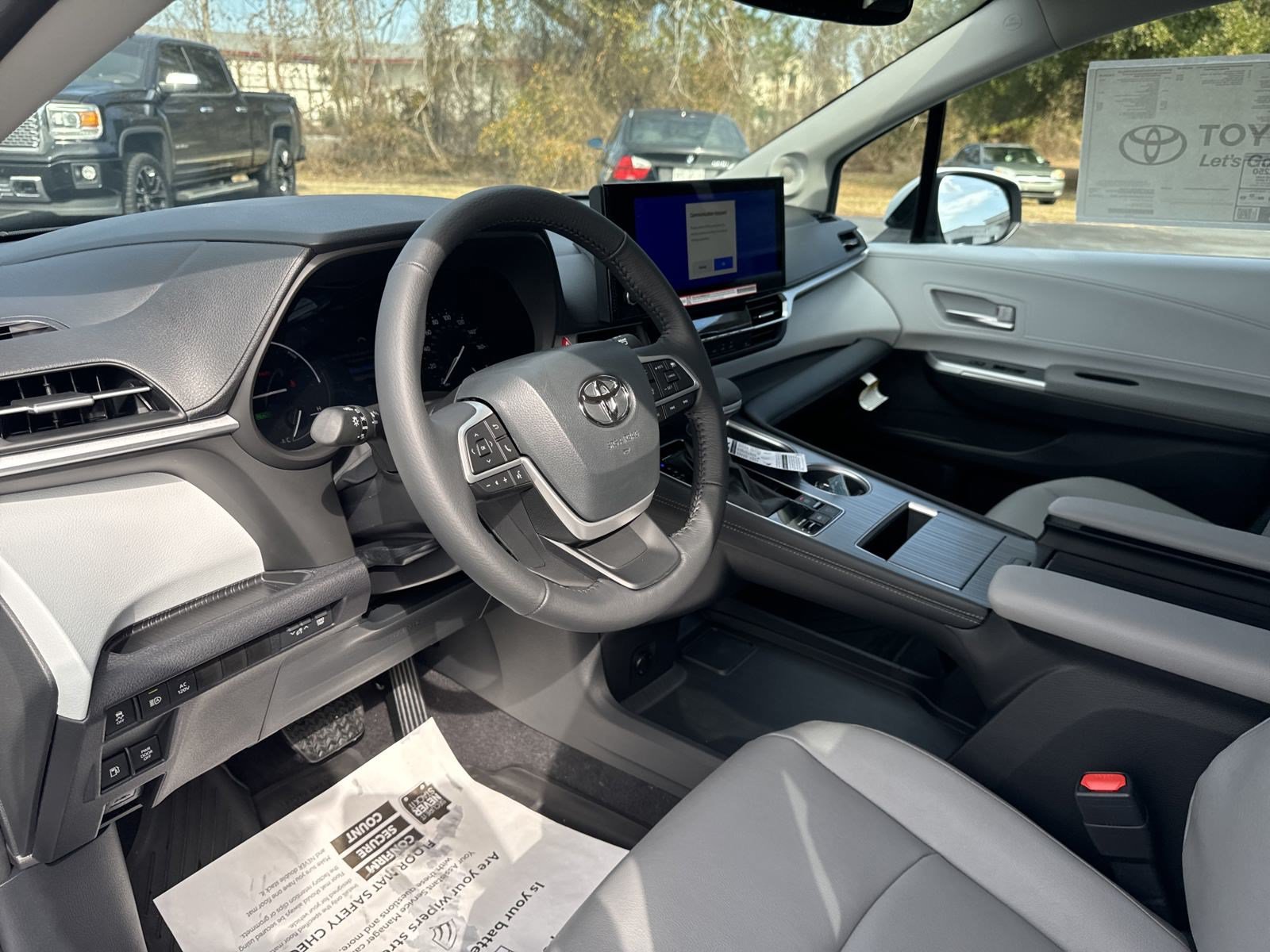 New 2025 Toyota Sienna XLE w/ XLE Plus Package FWD image 15