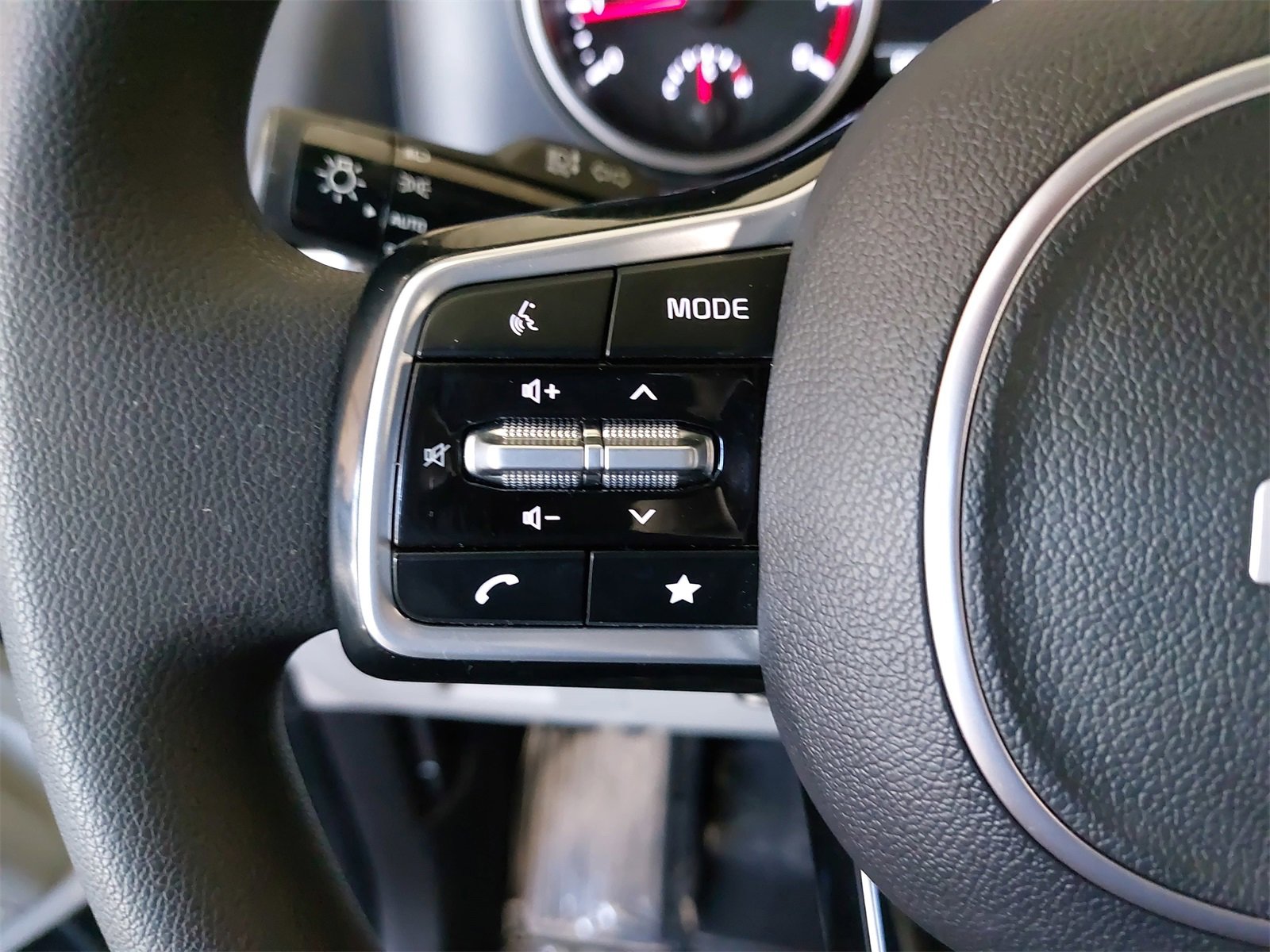 Used 2024 Kia Carnival LX image 18