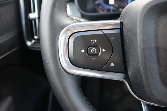 Used 2024 Volvo XC40 B5 Core image 18