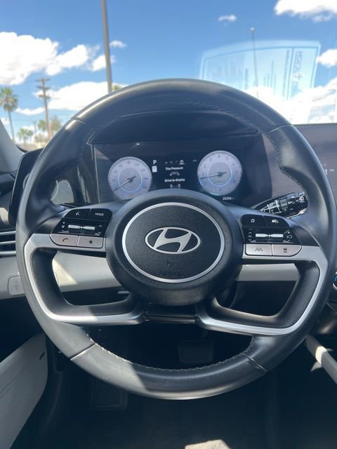 Used 2025 Hyundai Elantra Limited image 12