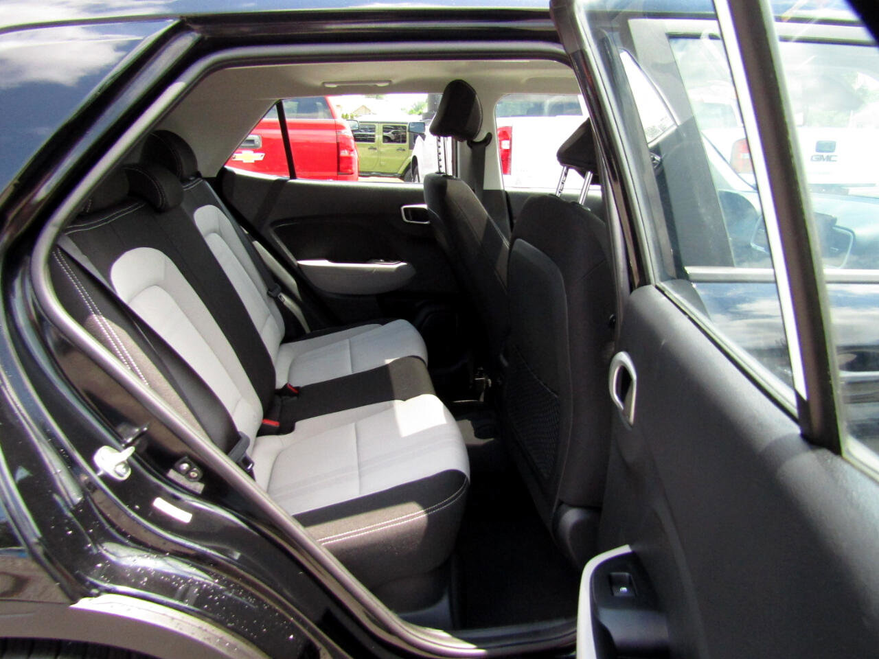 Used 2024 Hyundai Venue SEL image 24