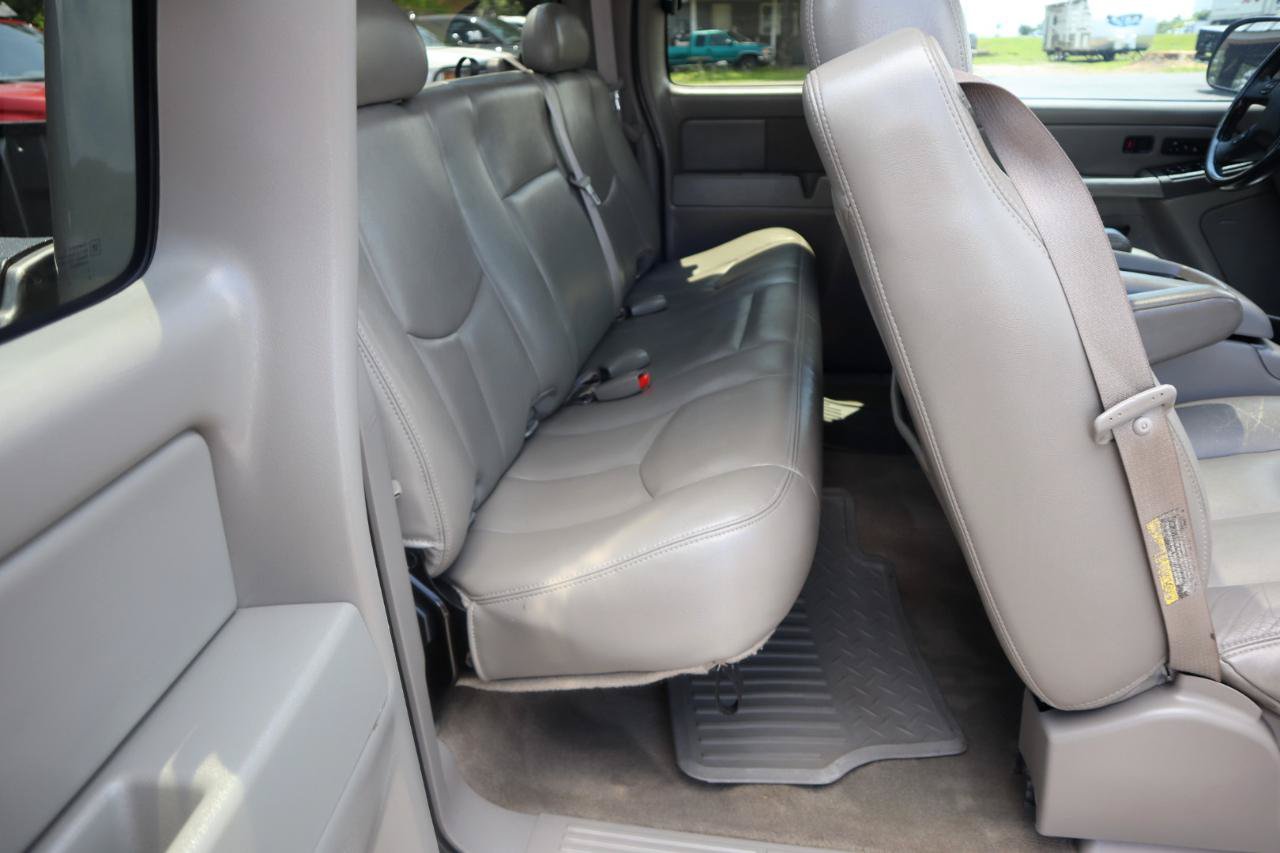 Used 2006 Chevrolet Silverado 1500 LT w/ Onstar Plus Package AWD/4WD image 18