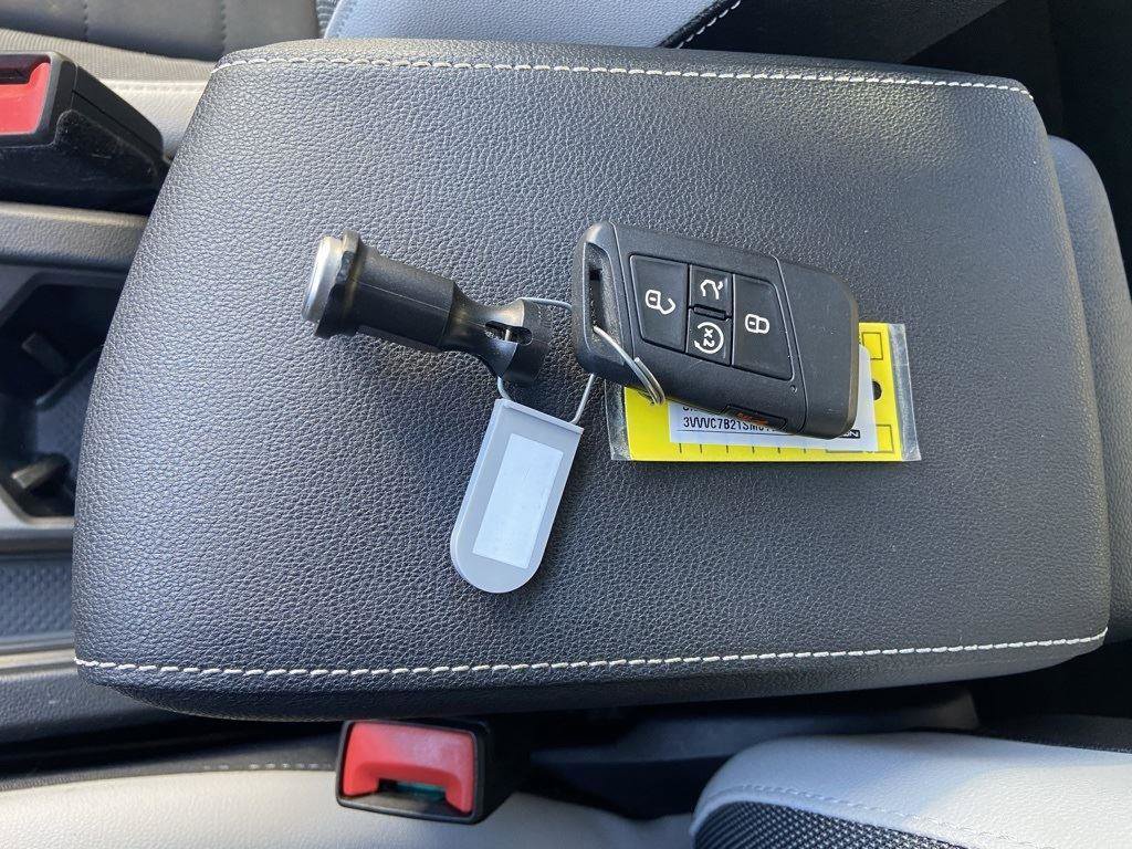 Used 2025 Volkswagen Taos SE w/ Panoramic Sunroof Package image 35