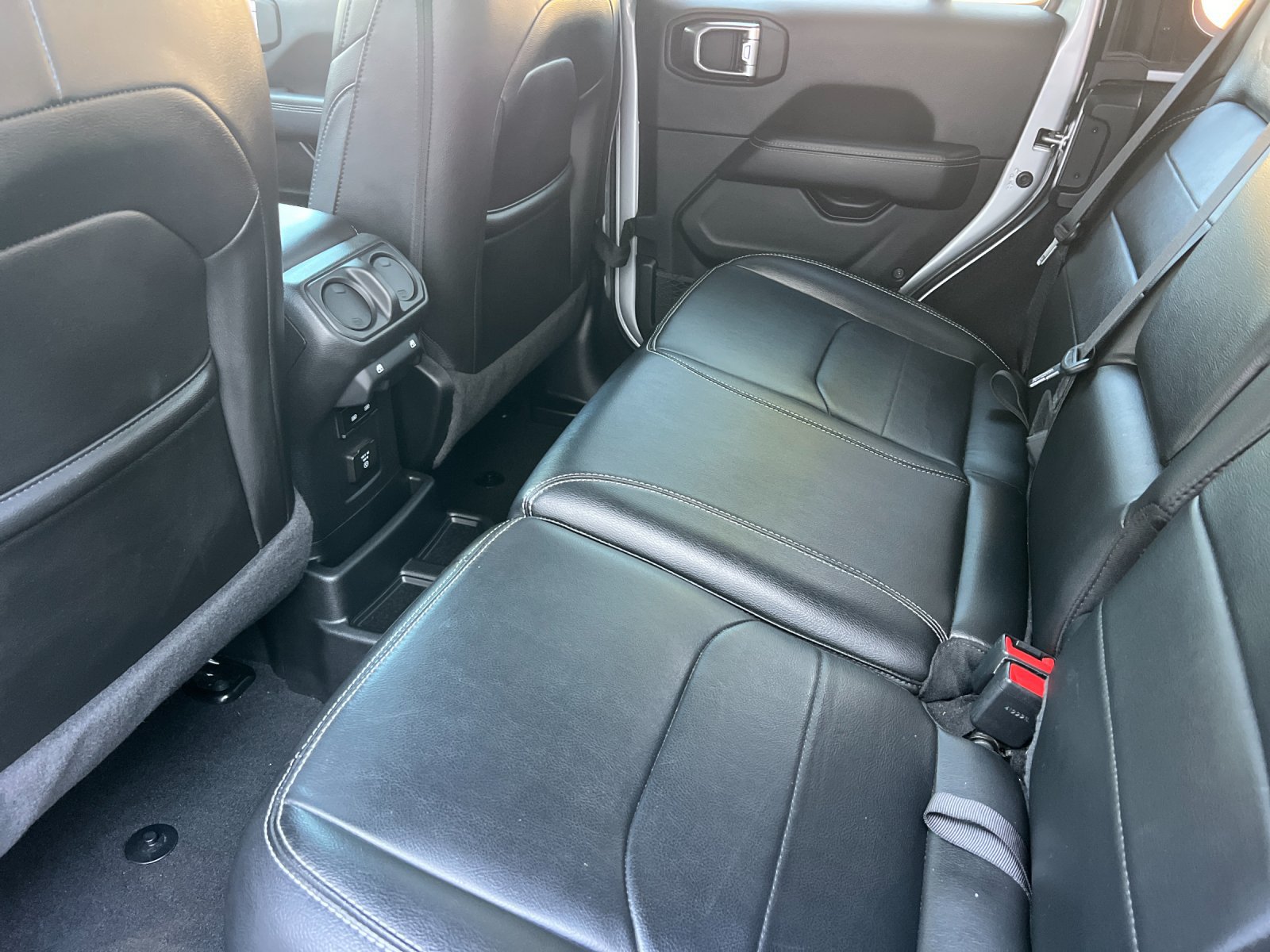 Used 2023 Jeep Wrangler Unlimited Sahara AWD/4WD image 12