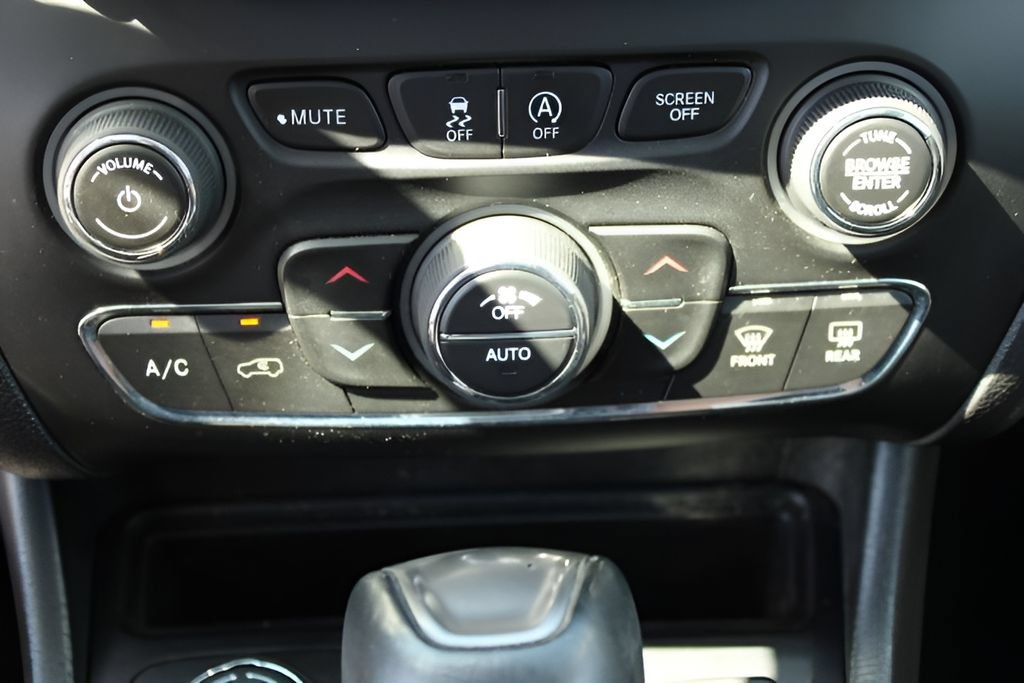 Used 2020 Jeep Cherokee Limited AWD/4WD image 17
