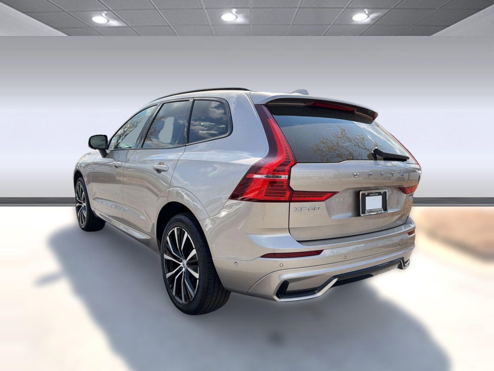 Certified 2024 Volvo XC60 B5 Plus w/ Climate Package AWD/4WD image 3