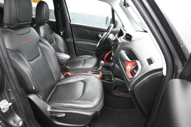 Used 2019 Jeep Renegade Trailhawk AWD/4WD image 8