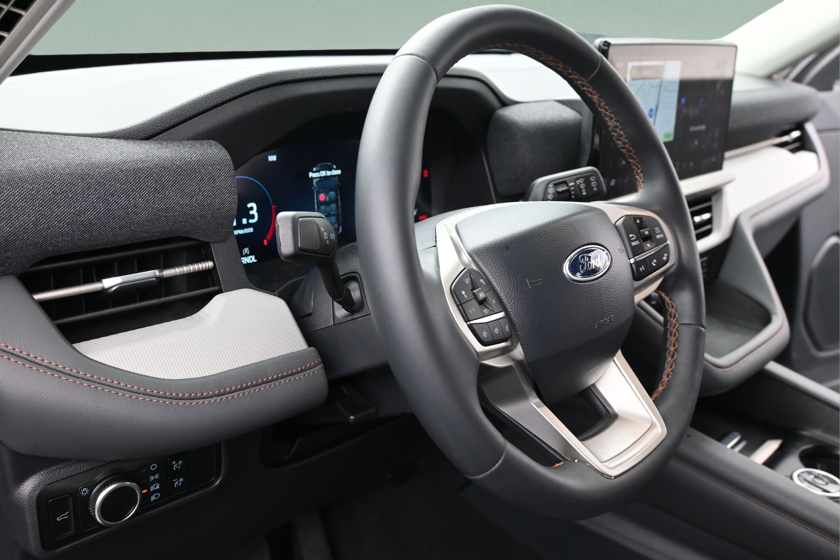 Used 2025 Ford Explorer Active RWD image 12