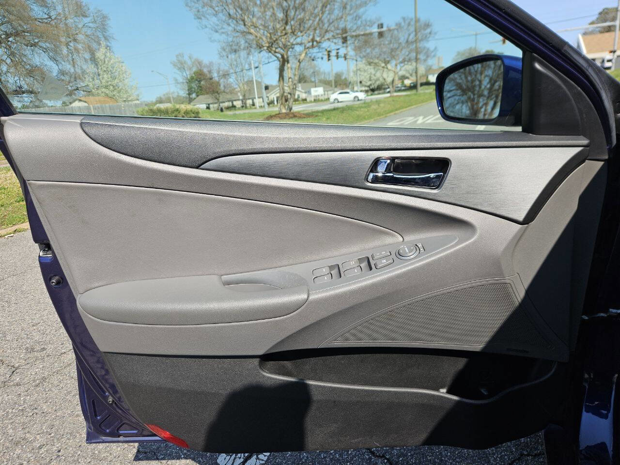 Used 2011 Hyundai Sonata SE w/ Navigation & Sunroof Pkg 4 FWD image 12