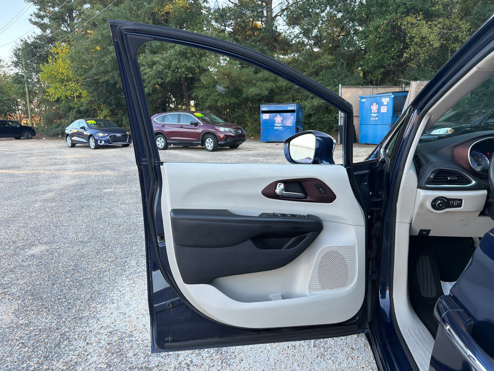 Used 2020 Chrysler Pacifica Limited w/ Advanced Safetytec Group FWD image 16