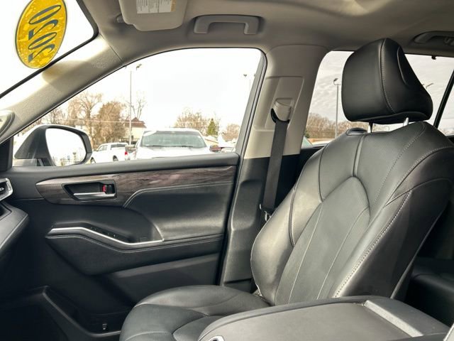 Used 2020 Toyota Highlander Limited image 32