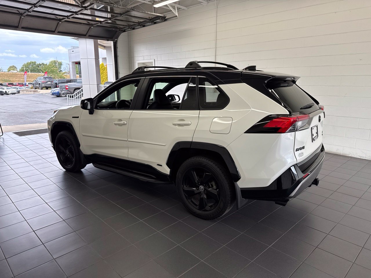 Used 2021 Toyota RAV4 XSE w/ XSE Grade Weather Package AWD/4WD image 5
