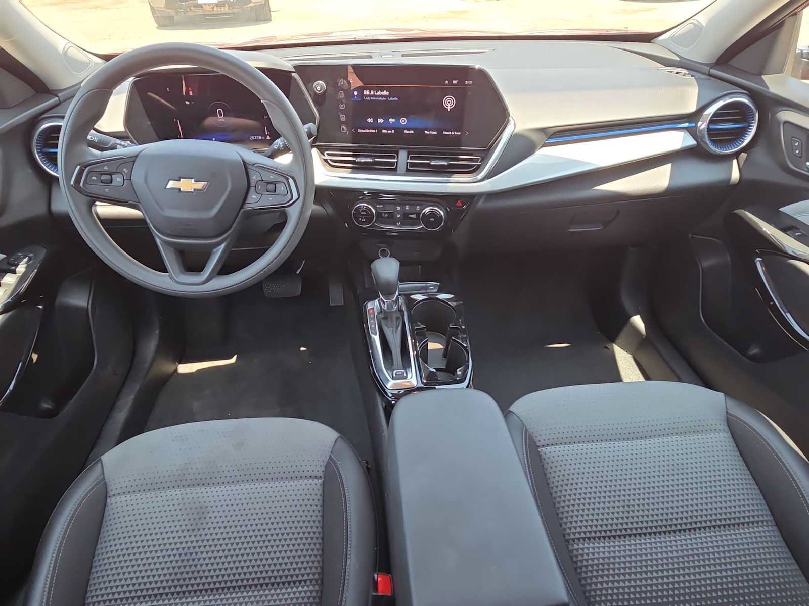 Used 2025 Chevrolet Trax LT FWD image 14
