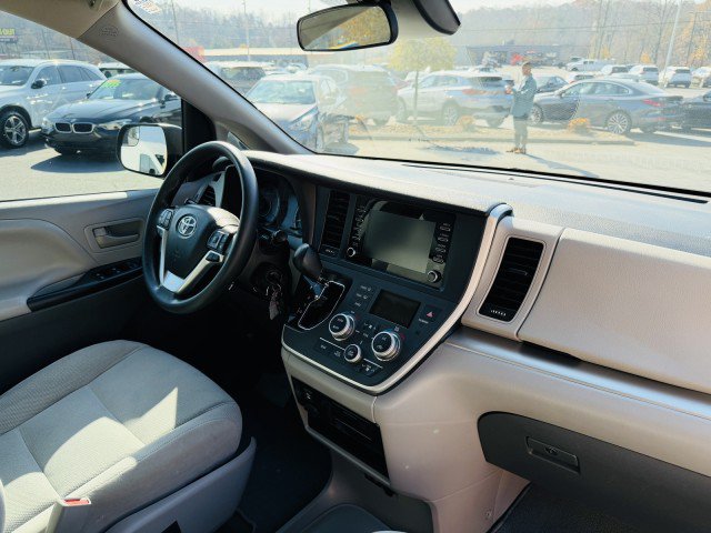 Used 2020 Toyota Sienna L FWD image 19