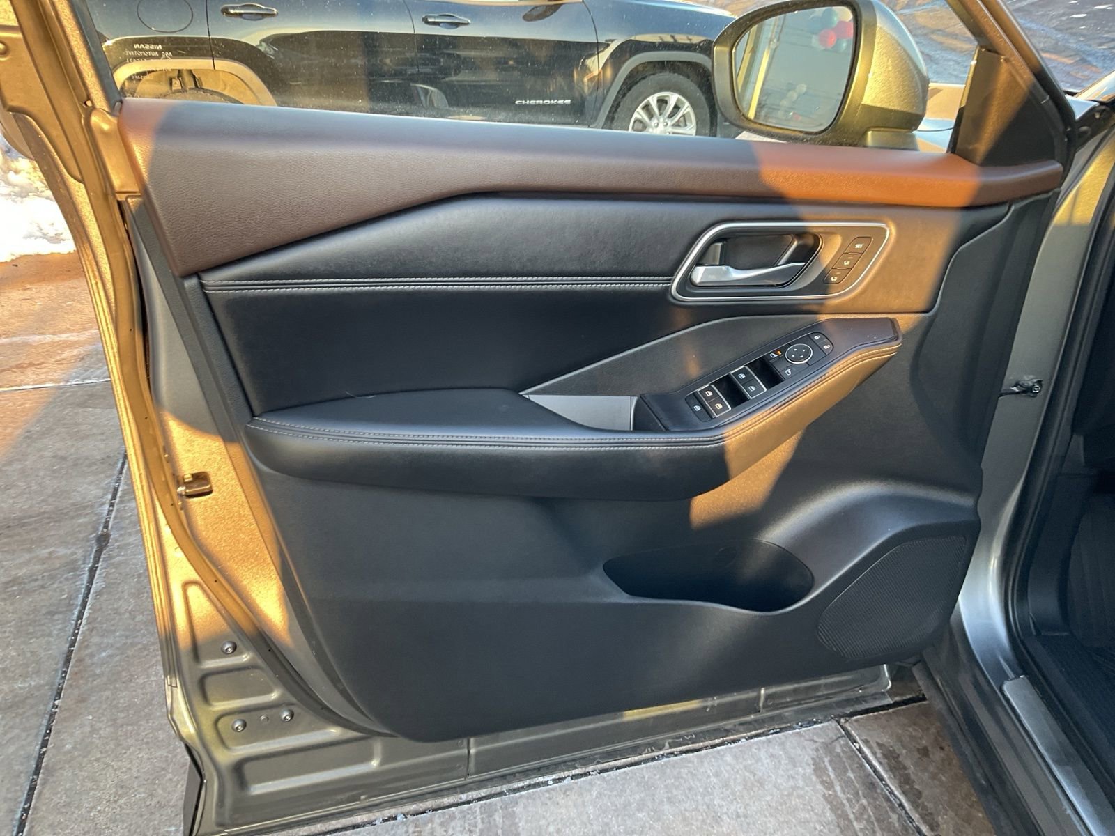 Used 2021 Nissan Rogue Platinum image 16