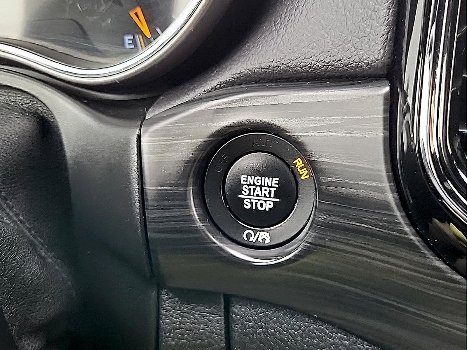 Used 2019 Jeep Grand Cherokee Altitude AWD/4WD image 30
