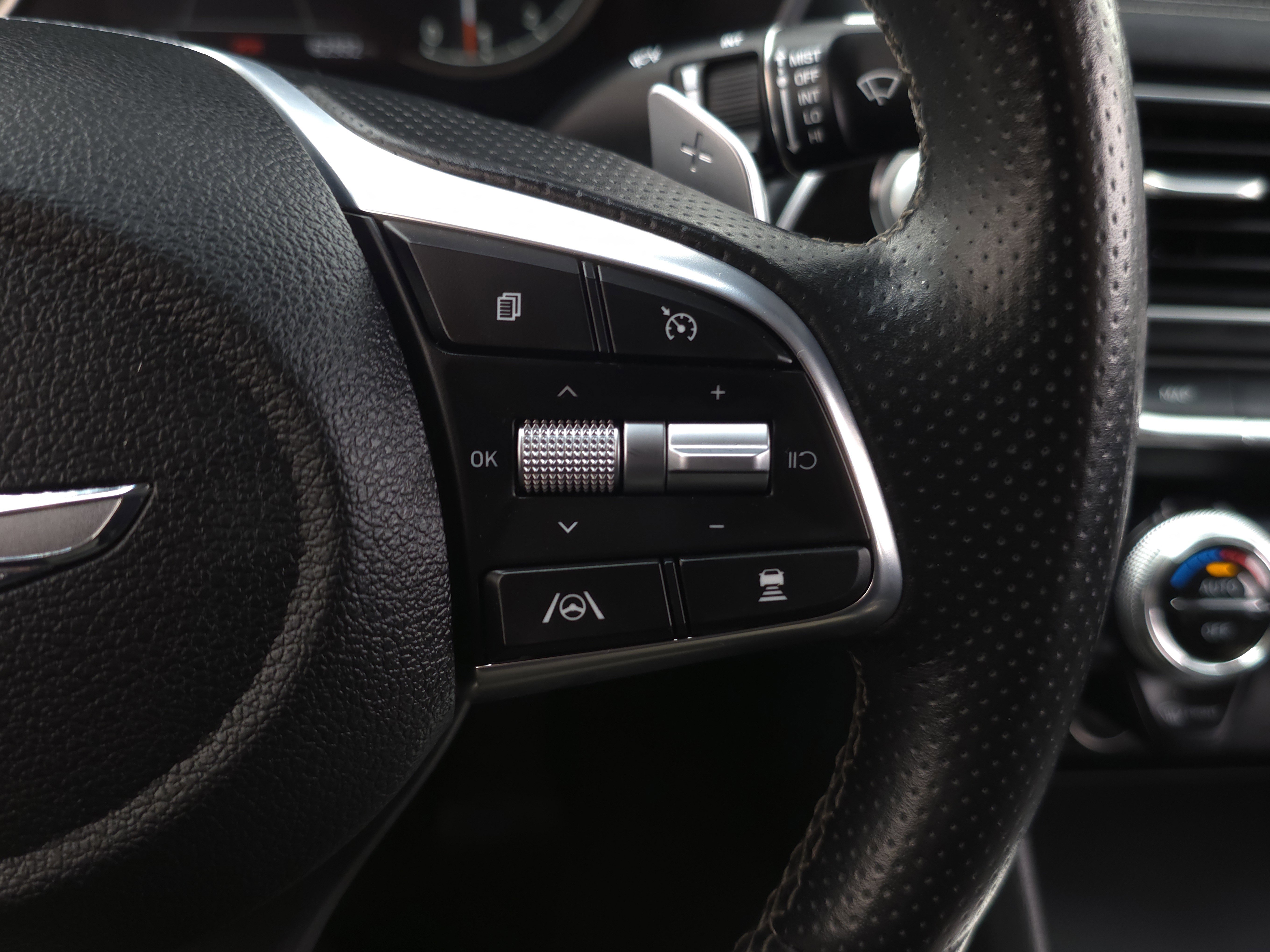 Used 2022 Genesis G70 2.0T image 11