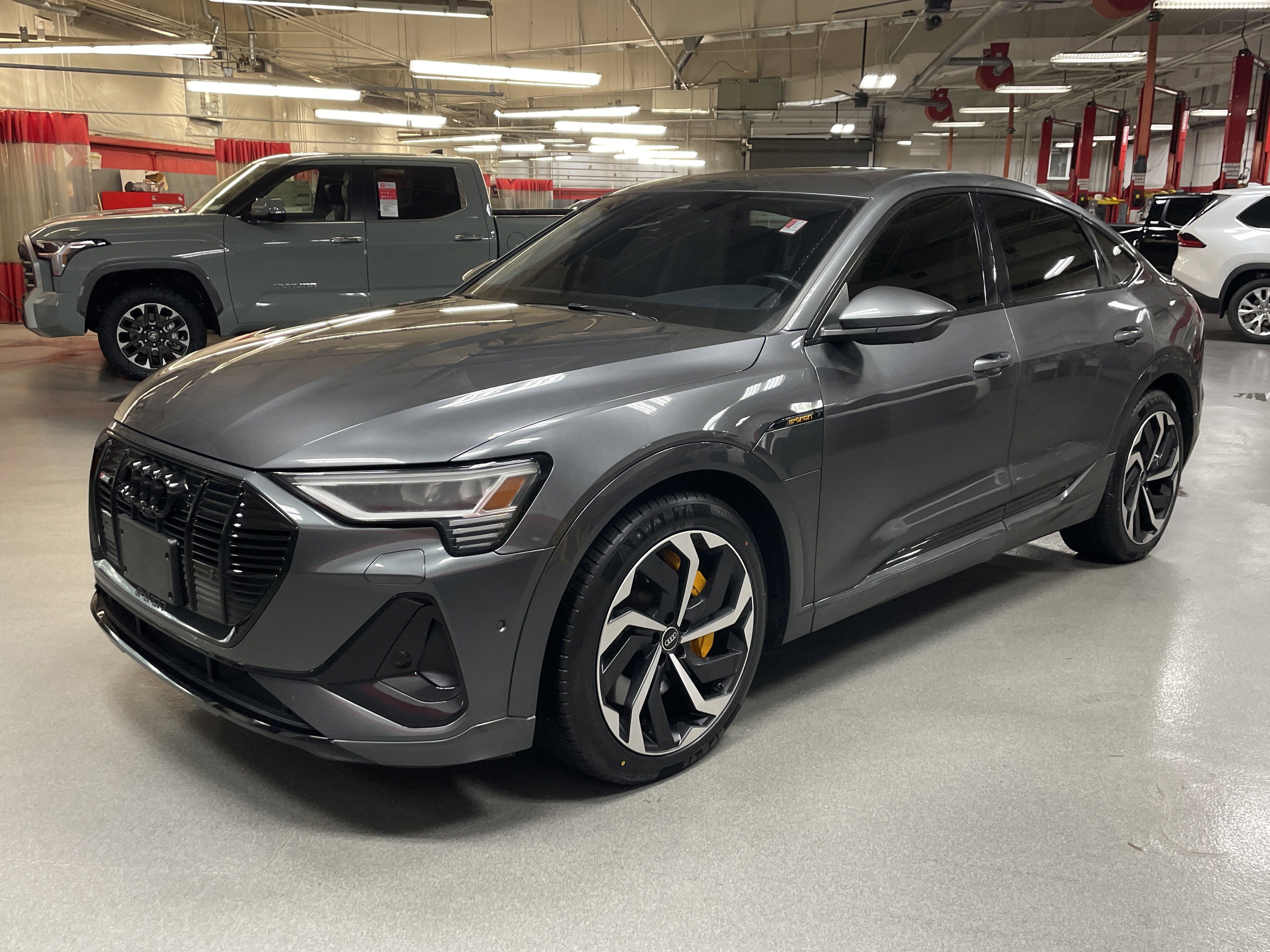 Used 2022 Audi e-tron Premium Plus w/ Premium Plus Package image 5