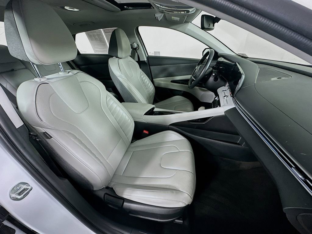 Used 2024 Hyundai Elantra Limited image 36