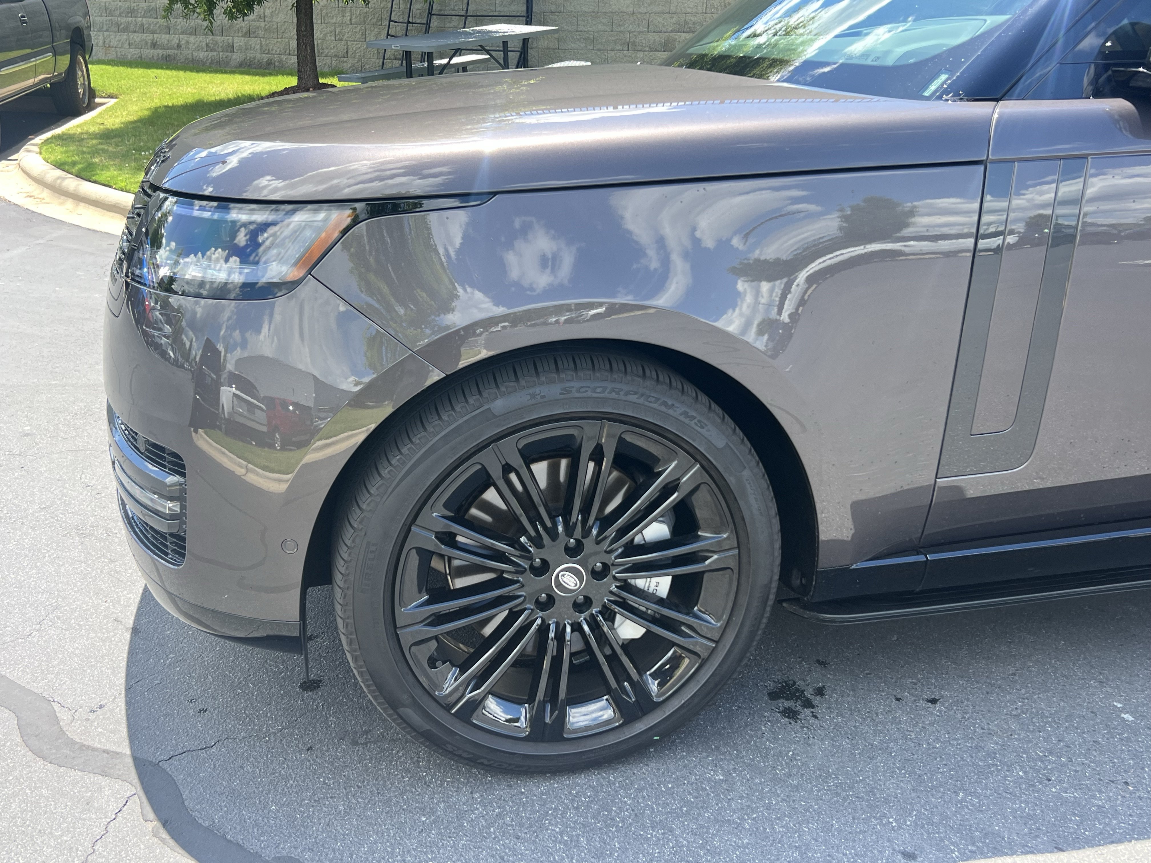 Used 2025 Land Rover Range Rover Long Wheelbase SE AWD/4WD image 13