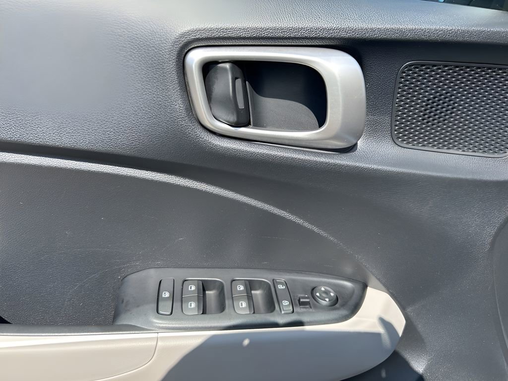 Used 2025 Hyundai Venue SEL FWD image 24