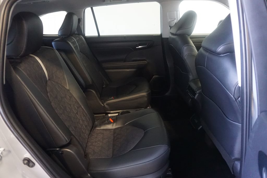 Used 2025 Toyota Highlander XLE AWD/4WD image 26