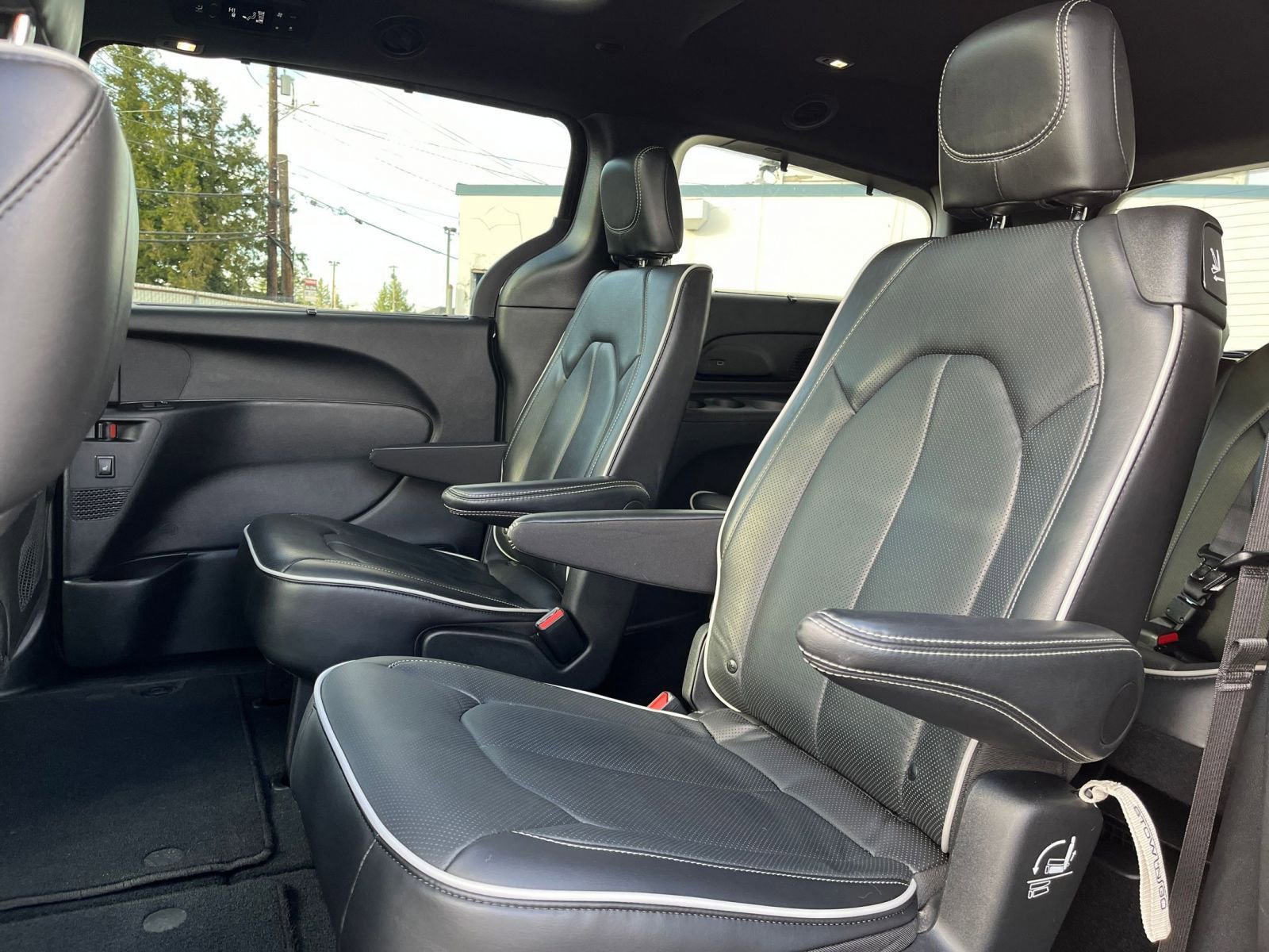 Used 2025 Chrysler Pacifica Limited image 29