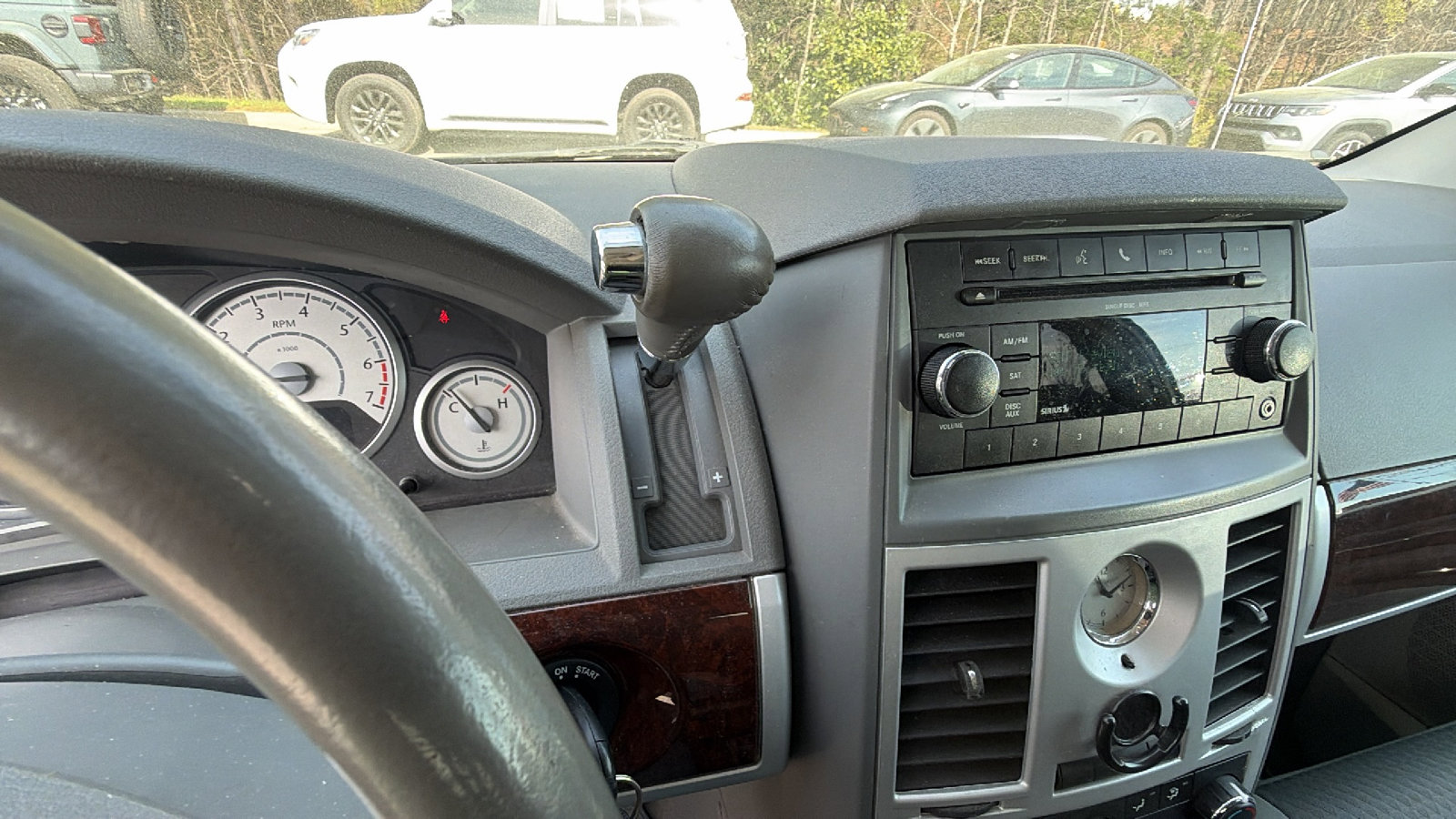 Used 2010 Chrysler Town & Country Touring image 29