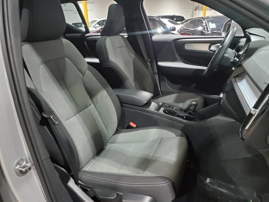 Used 2025 Volvo XC40 B5 Core AWD/4WD image 14