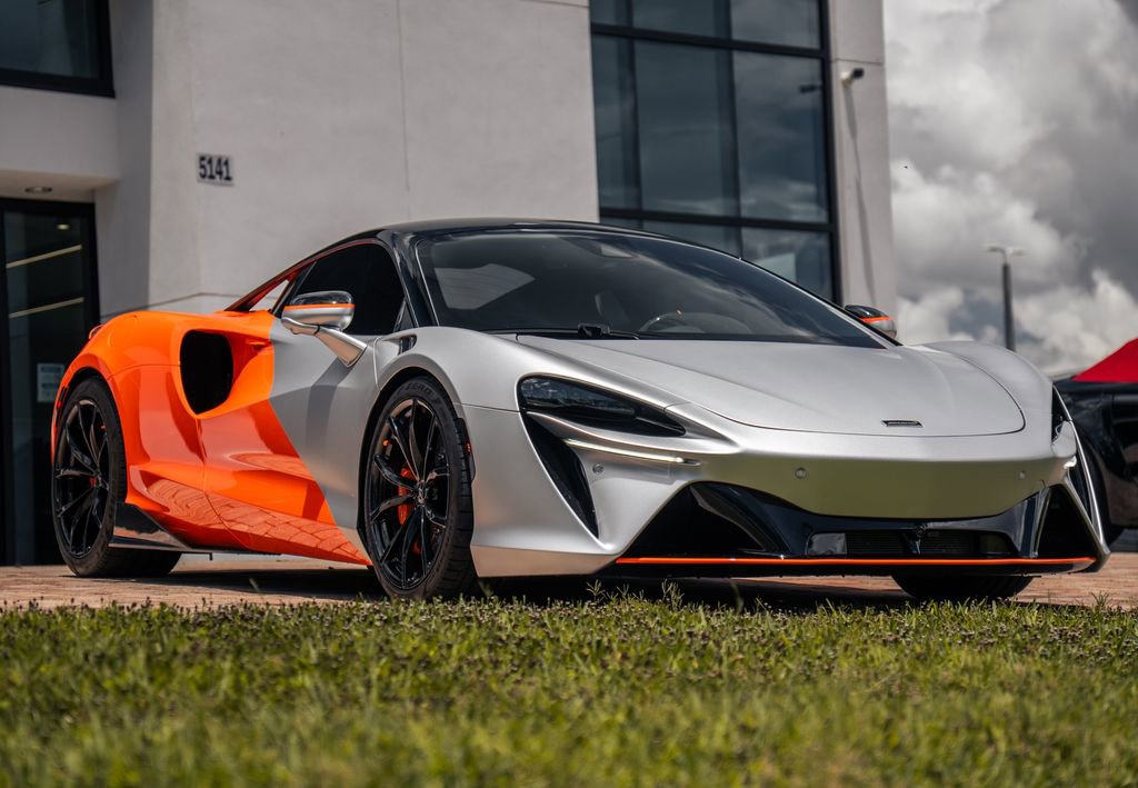 Used 2024 McLaren Artura RWD image 7